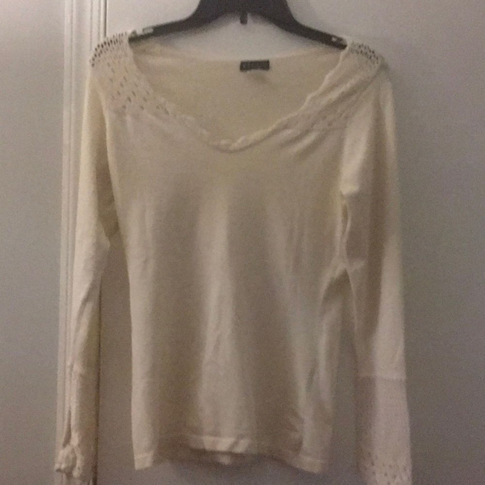 Venus Medium cream, V-neck, crocheted, neckline and sleeves